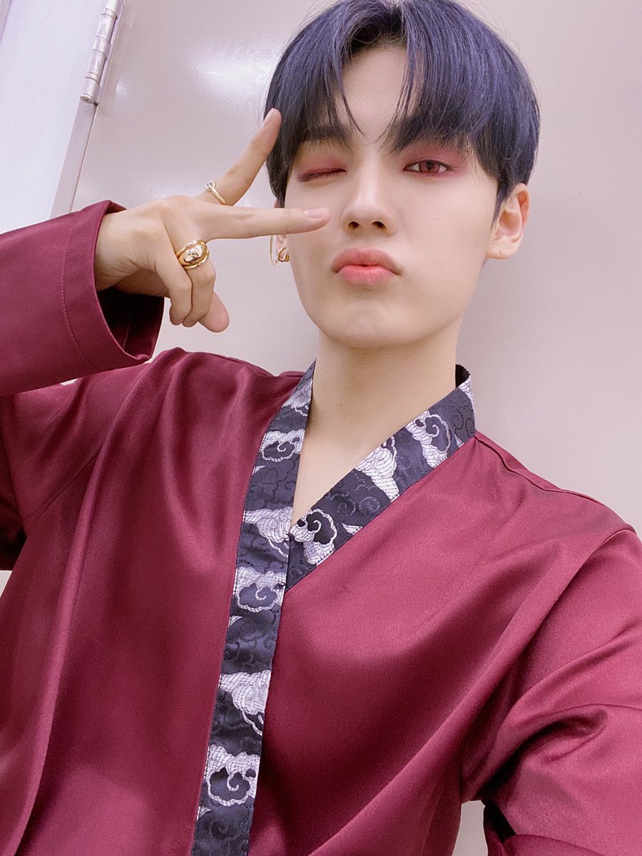 official_ACE7's tweet photo. [#에이스_찬]

선물과도 같은 하루를 초이스와 함께해서, 초이스가 만들어줘서 정말 기분이 좋다😊
사랑해 초이스 앞으로도 우리 옆에 있어줘❤

#ACE #에이스 #CHOICE #초이스
#The_Butterfly_Phantasy #호접지몽
#ACE_THANKS_CHOICE https://t.co/0ofvcIX0E1