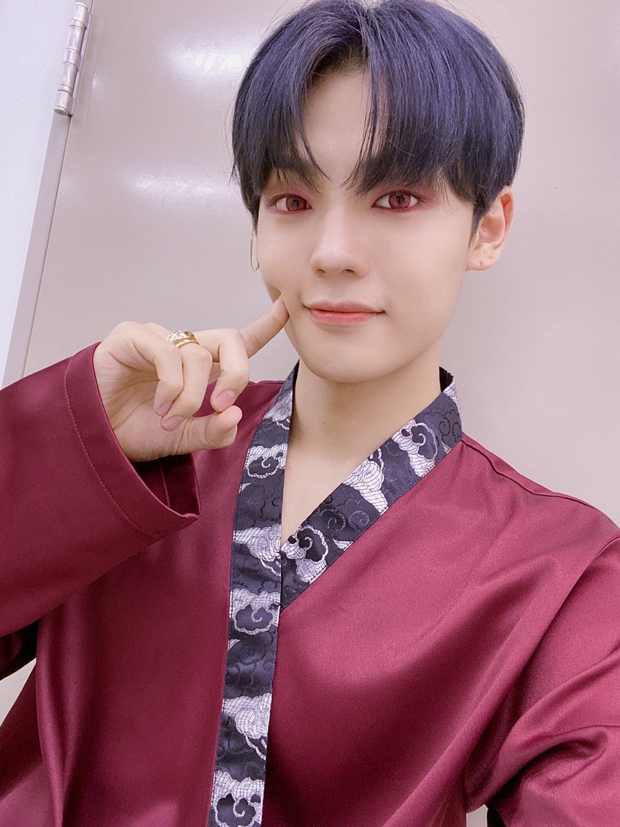 official_ACE7's tweet photo. [#에이스_찬]

선물과도 같은 하루를 초이스와 함께해서, 초이스가 만들어줘서 정말 기분이 좋다😊
사랑해 초이스 앞으로도 우리 옆에 있어줘❤

#ACE #에이스 #CHOICE #초이스
#The_Butterfly_Phantasy #호접지몽
#ACE_THANKS_CHOICE https://t.co/0ofvcIX0E1