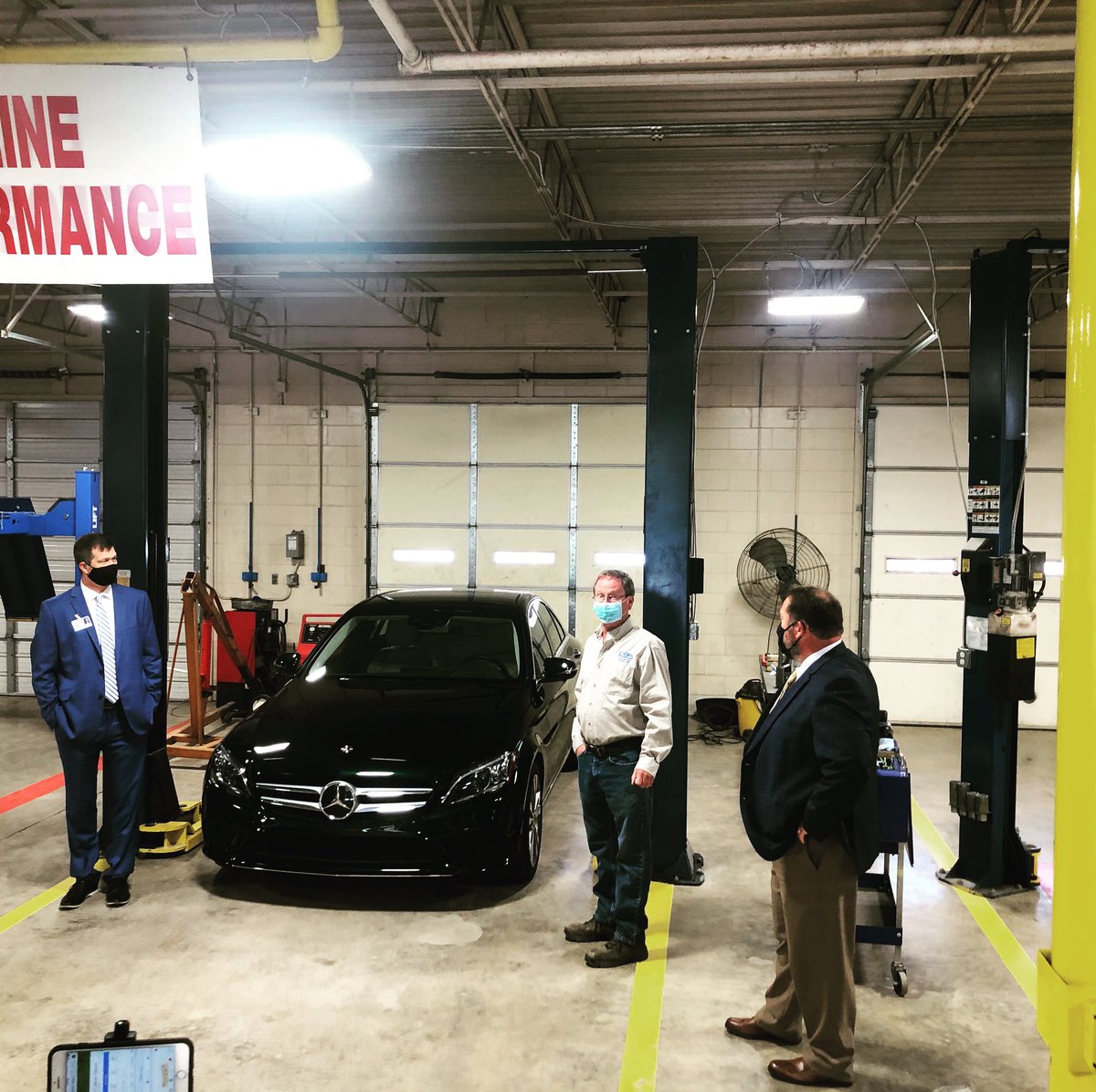 CataAcademy's tweet photo. Superintendent, Dr. Barnette, Director, Billy Troutman, Instructor, Tim Melton along with automotive students look over and discuss the Mercedes car donated to CATA from TECH_by_MB
Big thanks to Steve Colburn and #MBUSI @CataAcademy @CCBOEAL https://t.co/GCglHzQuaY