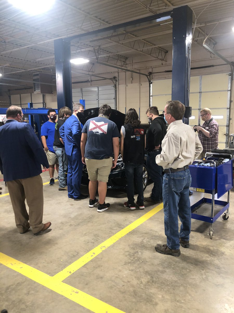 CataAcademy's tweet photo. Superintendent, Dr. Barnette, Director, Billy Troutman, Instructor, Tim Melton along with automotive students look over and discuss the Mercedes car donated to CATA from TECH_by_MB
Big thanks to Steve Colburn and #MBUSI @CataAcademy @CCBOEAL https://t.co/GCglHzQuaY