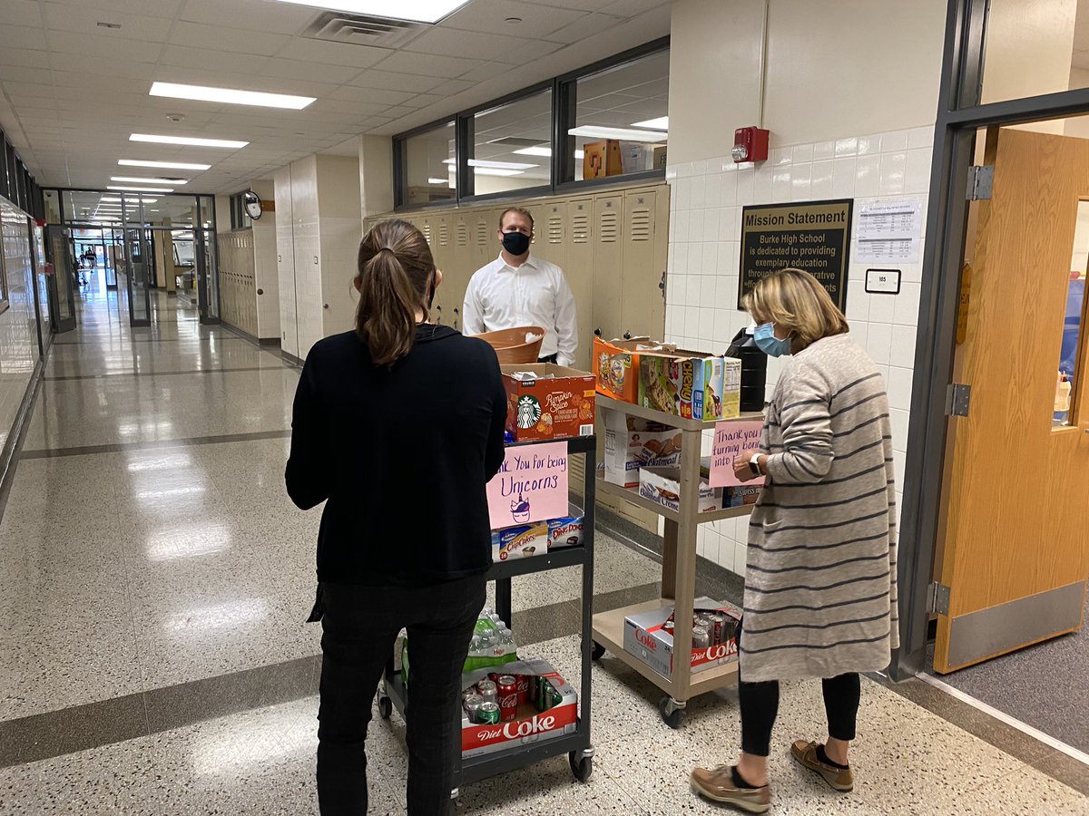 drasmussen43's tweet photo. Thank you to our Deans for providing staff appreciation snacks and goodies to our teachers today! Well deserved for the remote learning teachers provide on a daily basis! Our teachers are the best! #BulldogRemoteLearning #BulldogAppreciation https://t.co/KsEb1awMdA