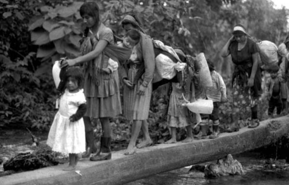 Ángeles Torrejón, fotógrafa documental.Su fotografía análoga ha sido una de las más importantes, pues ha retratado toda convivencia y vivencia de las mujeres en Chiapas.