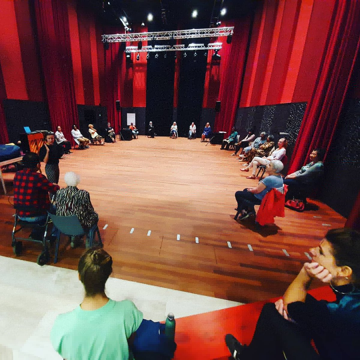 Onze 1e repetitie in het nieuwe <a href="/TheaterZ/">Theater Zuidplein</a>! We spelen op vrijdag 16 oktober om 13.30u en 19.30u in hun nieuwe grote zaal. Ben je erbij? ❤💃🏻💪🏼#womenconnected #stilleheldinnen #rotterdam #wijhebbenwattevertellen #podiumkunsten #theaterinclusief #anderhalvemeter
