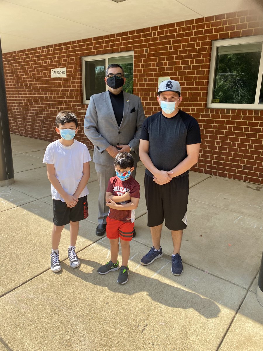 Dr. Durán and a Randolph family during the lunch break!
