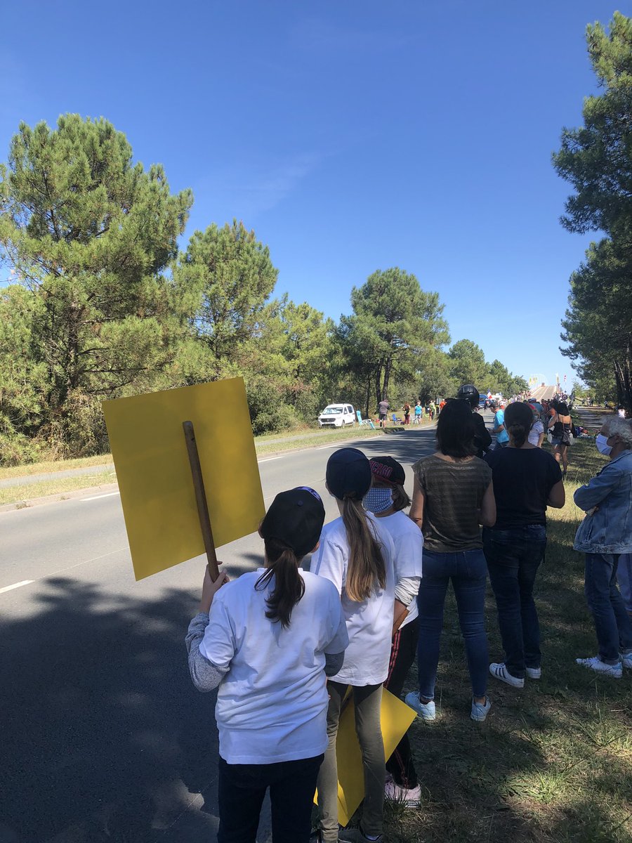 ClgFGarandeau's tweet photo. Tour de France (2) - « Très impressionnant ! » , « waouh ! », « ça va trop vite »... élèves et adultes du collège Garandeau de La Tremblade sont très heureux d’avoir participer à ce moment exceptionnel ! @departement17 @acpoitiers @DSDEN17 #TDF2020 #EchappéeMaritime https://t.co/GU0Ddjv1Hd