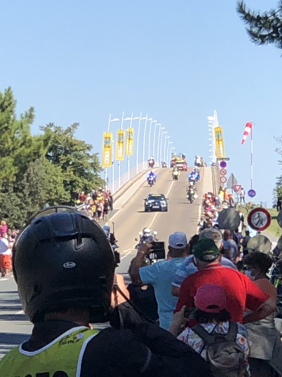 ClgFGarandeau's tweet photo. Tour de France (2) - « Très impressionnant ! » , « waouh ! », « ça va trop vite »... élèves et adultes du collège Garandeau de La Tremblade sont très heureux d’avoir participer à ce moment exceptionnel ! @departement17 @acpoitiers @DSDEN17 #TDF2020 #EchappéeMaritime https://t.co/GU0Ddjv1Hd