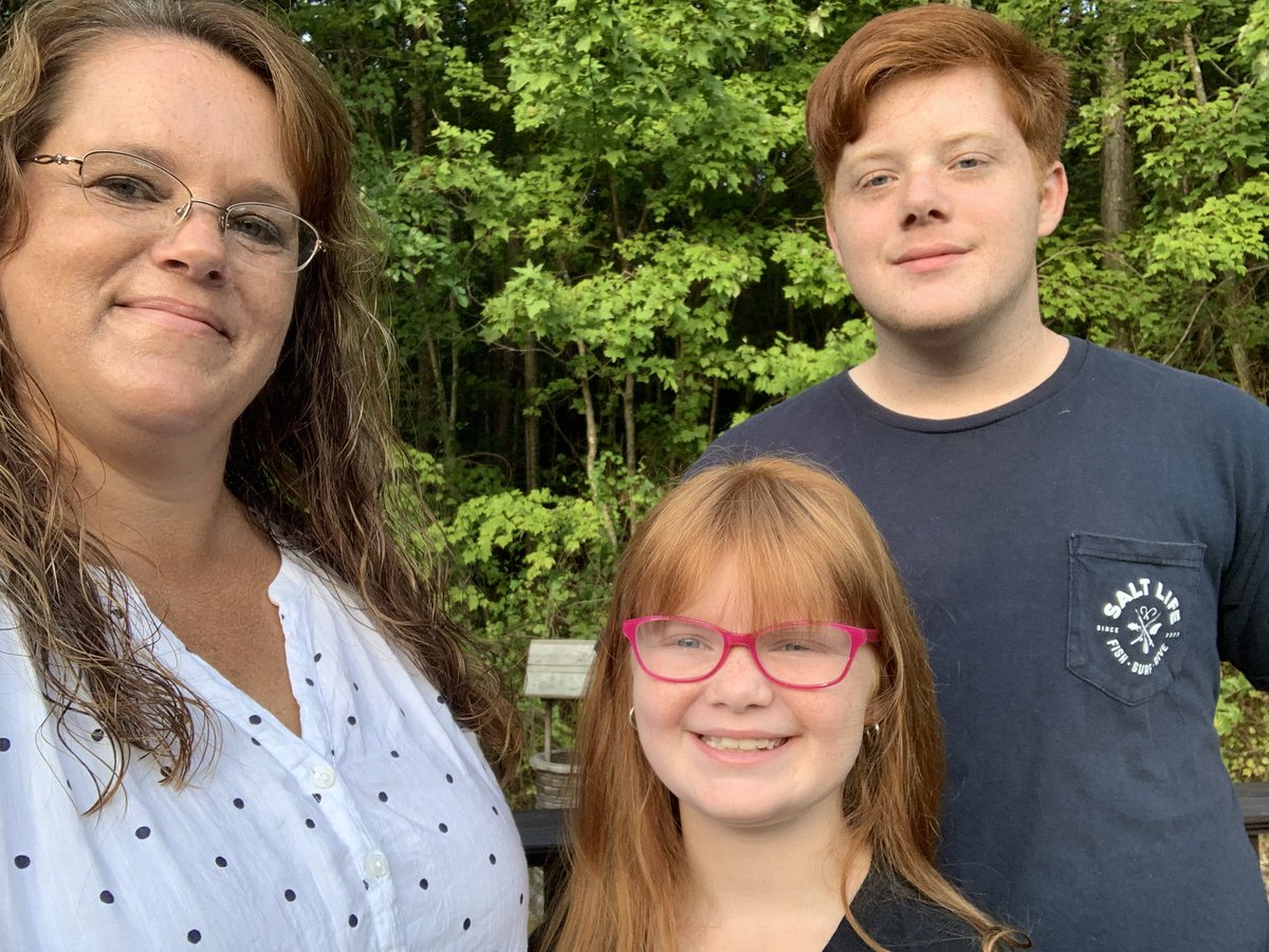 MrsVickieWilson's tweet photo. Happy First Day of Virtual School!!  &amp; Nathan’s last, first day 😳).  Beginning senior year at KFHS and 4th grade at HES, and year 13 for me teaching 4th grade at HES!  Let’s do this!!! 💻🙏🏻 📚 #SPSfirstday #buildingthebestsps #hesteach #virtuallearning https://t.co/wSmtIaVEld