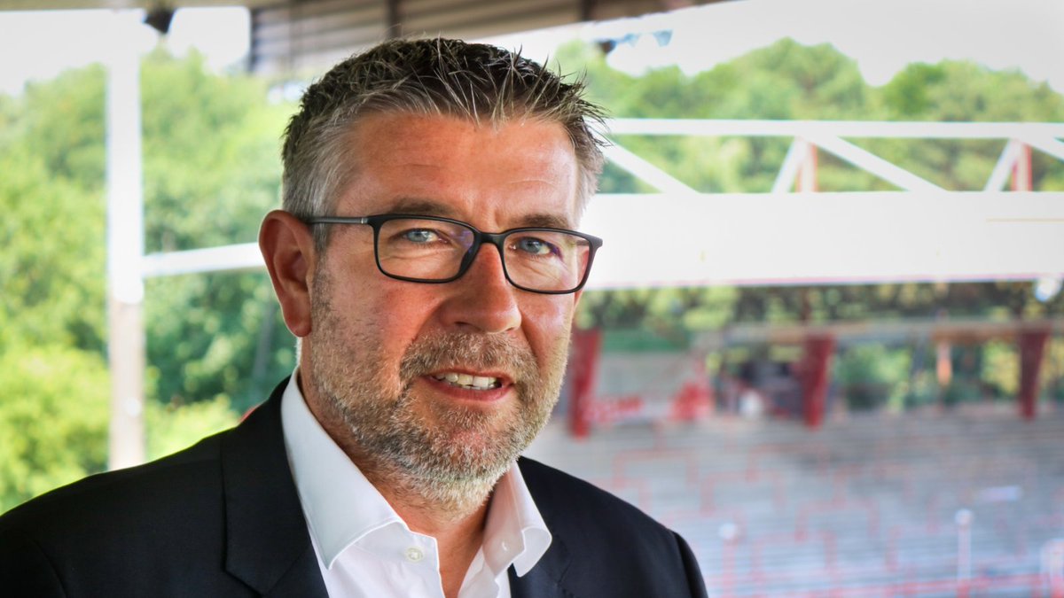 Marc Schwitzky Pellegrino Matarazzo Braun Gebrannt Perfekter Bart Und Allein Dieser Name Er Kommt Dir Wie Ein Typischer Playboy Vor Doch Als Du Seinen Amerikanischen Akzent Horst Und Erfahrst
