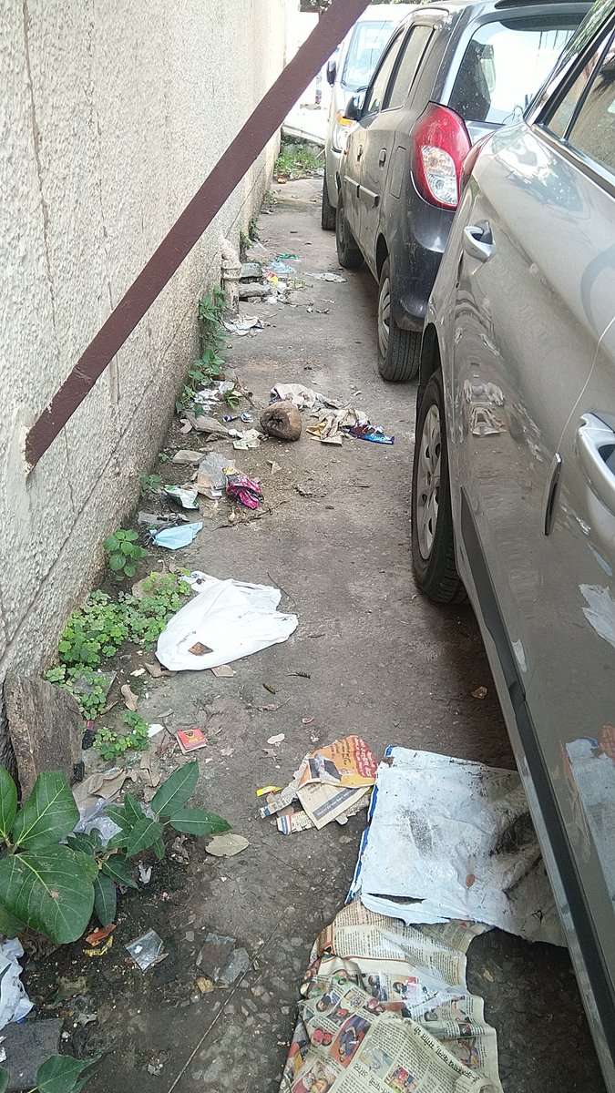 nitinmeh's tweet photo. They won't come unless u beg thm to clean! Ds is d situation of K block area, Malka Ganj, whr v struggle fr daily cleaning of roads!No point spending on big phony ads! @NorthDMCSwachh @NorthDmc @dilipkpandey @ArvindKejriwal @CMODelhi2 @GuddiDeviJatav @LtGovDelhi @SwachSurvekshan https://t.co/x2a5hv2cWm