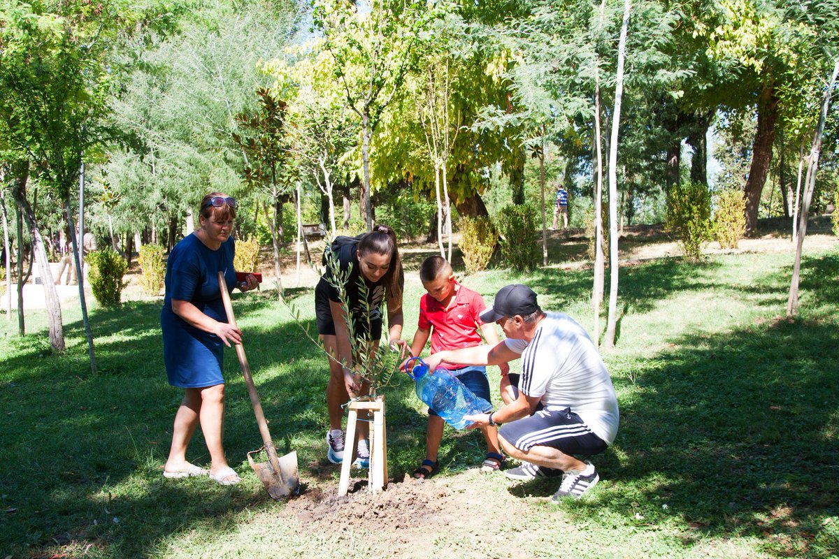 aprtirana's tweet photo. #TreePlanted
#DonatedForElken
Gjyshi Papi edukon me dashurinë për natyrën nipin 6-vjeçar, Elkenin, për ditëlindjen e të cilit mbollën bashkë një 🌲në Park! Respekte për shembuj si Papi, i pari në punë në Bashki, i pari në përqafimin e nismës për mbjelljen e pemëve në kryeqytet! https://t.co/djVH4k0k9y