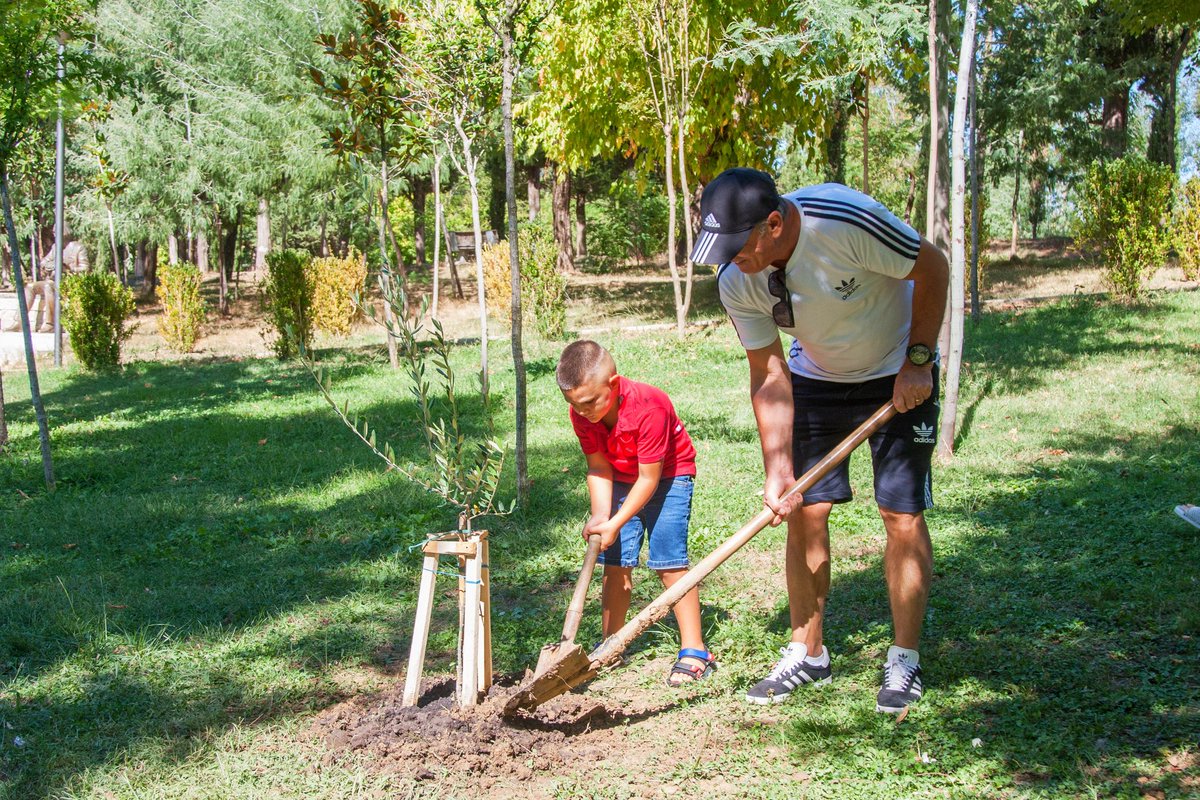 aprtirana's tweet photo. #TreePlanted
#DonatedForElken
Gjyshi Papi edukon me dashurinë për natyrën nipin 6-vjeçar, Elkenin, për ditëlindjen e të cilit mbollën bashkë një 🌲në Park! Respekte për shembuj si Papi, i pari në punë në Bashki, i pari në përqafimin e nismës për mbjelljen e pemëve në kryeqytet! https://t.co/djVH4k0k9y
