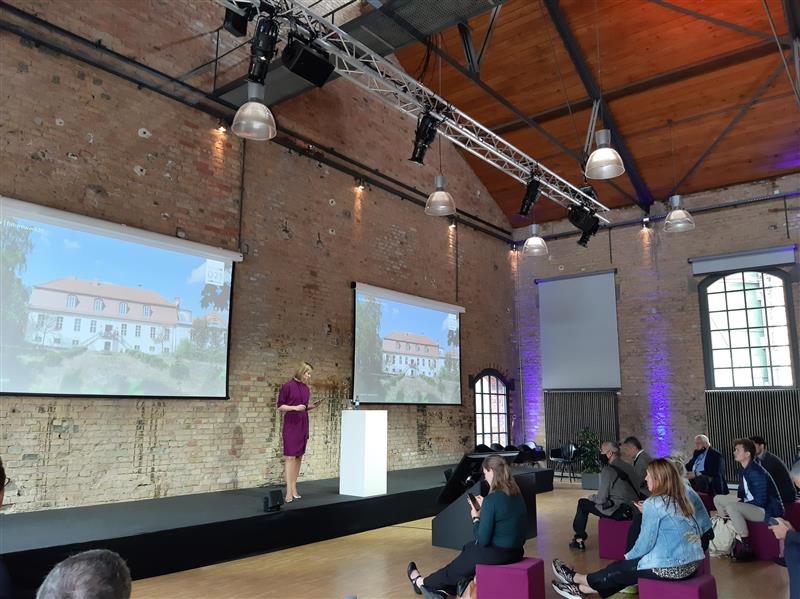 MicrosoftBerlin's tweet photo. Was entscheidet darüber, ob wir in einer Krise gewinnen oder verlieren, fragt @LSMueller von @initiativeD21 auf der #FutureWork20: 
1️⃣Persönliche digitale Kompetenzen
2️⃣Digitale Infrastruktur und Kompetenz im Unternehmen
3️⃣Gesellschaftliche Rahmenbedingungen https://t.co/GNr7VyKfKn