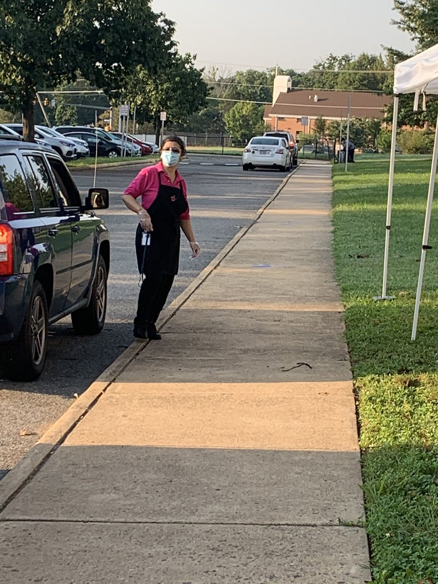 Grab and Go meals in action <a href="/ParklawnFCPS/">Parklawn Elementary</a> ! Our students start the day right! #Firstdayfairfax <a href="/FCPSEnergyZone/">FCPS Energy Zone</a>