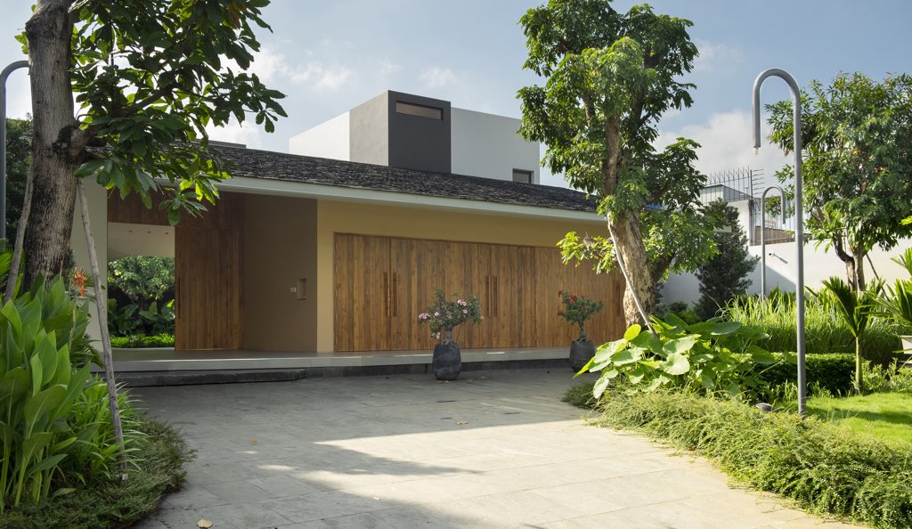 nadiarhn's tweet photo. Jadi ceritanya rumah ini merupakan tempat tinggal untuk keluarga 3 generasi sekaligus. Adanya ‘middle common space’ menjadi daya tarik sendiri untuk menambah hubungan antar keluarga.

— Hoc Mon House by TAA DESIGN https://t.co/QCtU1LORXd