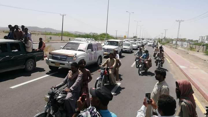 ZrumbeshUrdu's tweet photo. #تربت، انسداد منشیات کمیٹی #بلیدہ #زامران کی ریلی سینکڑوں گاڑیوں اور موٹر سائیکلوں پر مشتمل قافلہ تربت پہ��چ گئی۔ https://t.co/4T2W7tQnvW