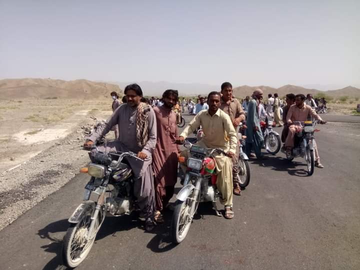 ZrumbeshUrdu's tweet photo. #تربت، انسداد منشیات کمیٹی #بلیدہ #زامران کی ریلی سینکڑوں گاڑیوں اور موٹر سائیکلوں پر مشتمل قافلہ تربت پہ��چ گئی۔ https://t.co/4T2W7tQnvW