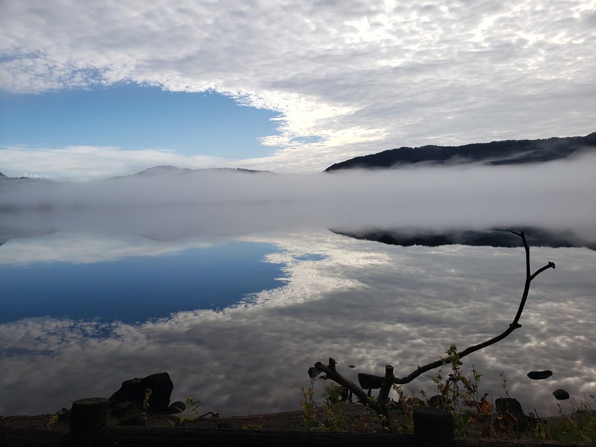 オー ルージュ 倶多楽湖 倶多楽湖 あんまり知られてないけど日本で二番目に透明な湖 カヤックが出来る湖の中では一番透明 透明度が高いので朝は湖面に空が映し出されます