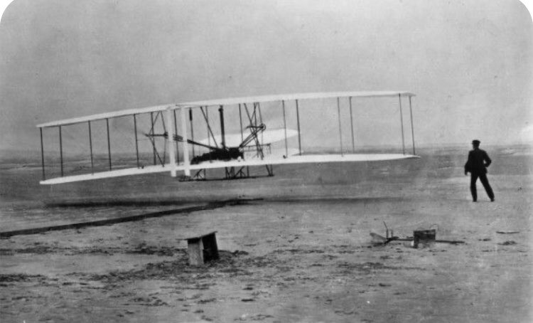 Les frères Wright  réalisent le 17 décembre 1903 le premier vol du Flyer en Caroline du Nord  Il s’agit du premier vol contrôlé et motorisé de l’histoire de l’aviation.