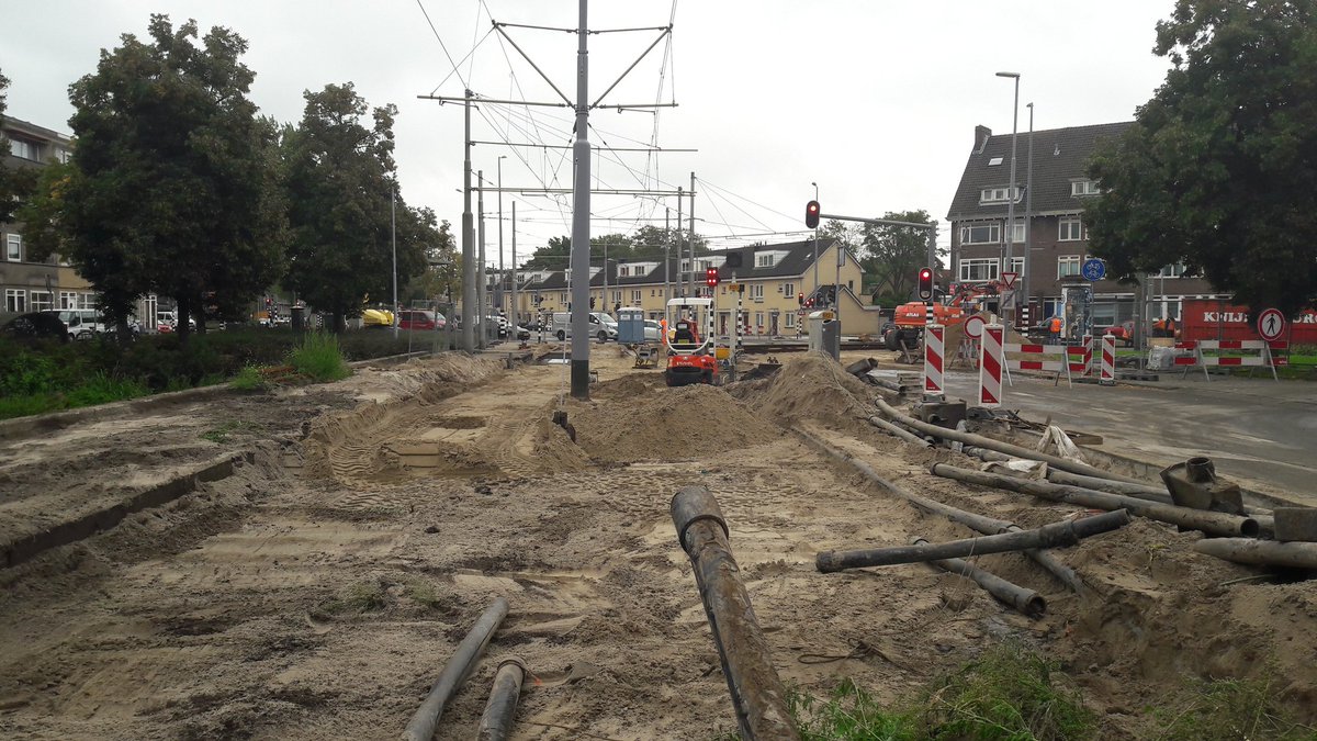 van_der_hul's tweet photo. UPDATE: #Breeplein
Fase 3 is nu een paar dagen aan de gang. En ondanks dat sommigen altijd met de handen in de zakken staan (die worden daarvoor betaald😉)wordt er veel werk verzet💪. Oud spoor verwijderd. Nieuw spoor wordt alweer gelegd💪 @RETRotterdam @iburo010 @Stadsbeheer010 https://t.co/h5euNiqonv