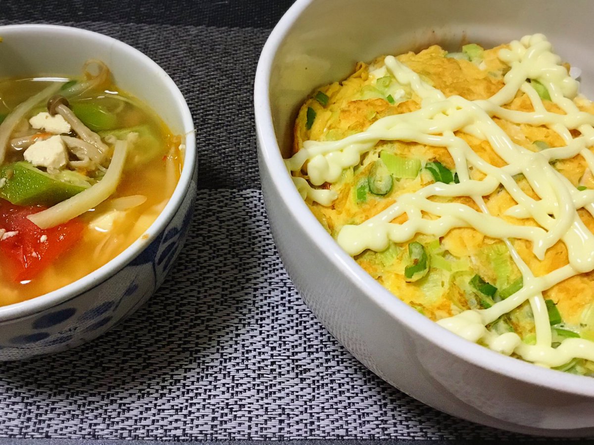 SAcroyoga's tweet photo. 本日の夕食です。

キム卵丼とサンラータンスープ。

卵の下にキムチ入ってます。
残念なことに甘いキムチでした😱

スープにはオクラ入れてみました。

食べすぎてお腹痛い😂

#サンラータンスープ #自炊 ＃オクラ ＃夕食 ＃食べすぎ ＃ボルダリング #bouldering https://t.co/pVjZxkx7yY
