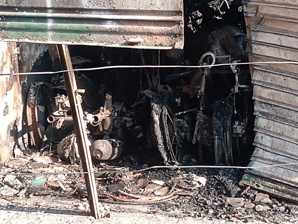 Bragaisabelle2's tweet photo. A oficina do meu namorado pegou fogo nessa madrugada e queimou tudo inclusive todas as motos dos clientes que estavam dentro, não conseguiu salvar nada, queria pedir ajuda de vcs com qualquer valor pra poder ajudar ele e quem não puder ajudar pelo menos o rt pra ajudar... https://t.co/mKIwj2X0uB