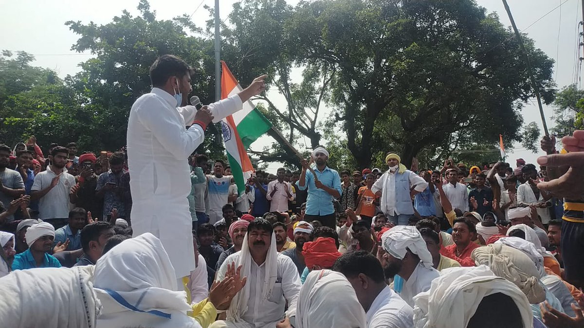 samajwadisantos's tweet photo. जनपद चंदौली का लाल राष्ट्र के लिए अपना सब कुछ न्योछावर करने वाले शहीद कुलदीप मौर्या का सम्मान नहीं होने पर परिजन समेत धरना पर बैठे क्षेत्रीय लोग!! यह है सरकार !!
 दुखद घटना!!
 शहीद कुलदीप अमर रहे https://t.co/hlwXSKlkyi