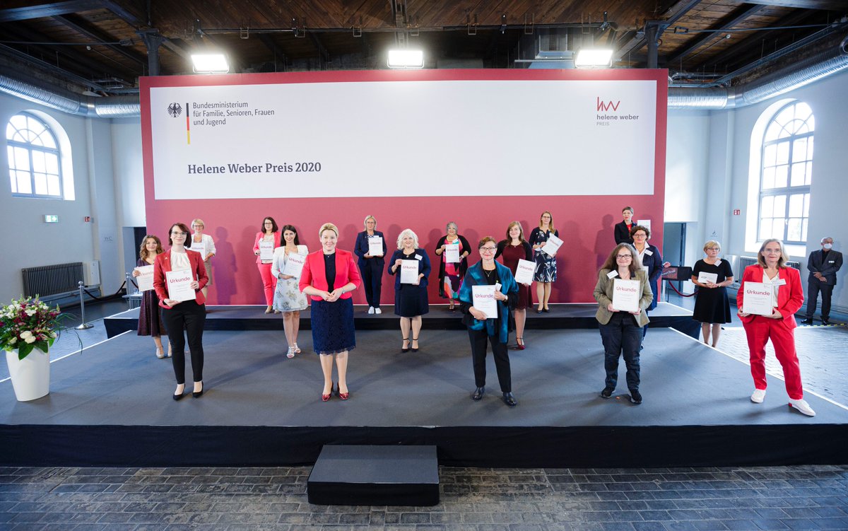 HWKolleg's tweet photo. Die Helene Weber-Preisträgerinnen 2020 bereichern das Netzwerk jetzt um 15 tolle #Kommunalpolitikerinnen und haben soeben ihre Urkunden durch Familienministerin Dr. Franziska #Giffey überreicht bekommen. Herzlichen Glückwunsch! #hwp2020 #heleneweberpreis🥳 https://t.co/MfrXn7FzNv