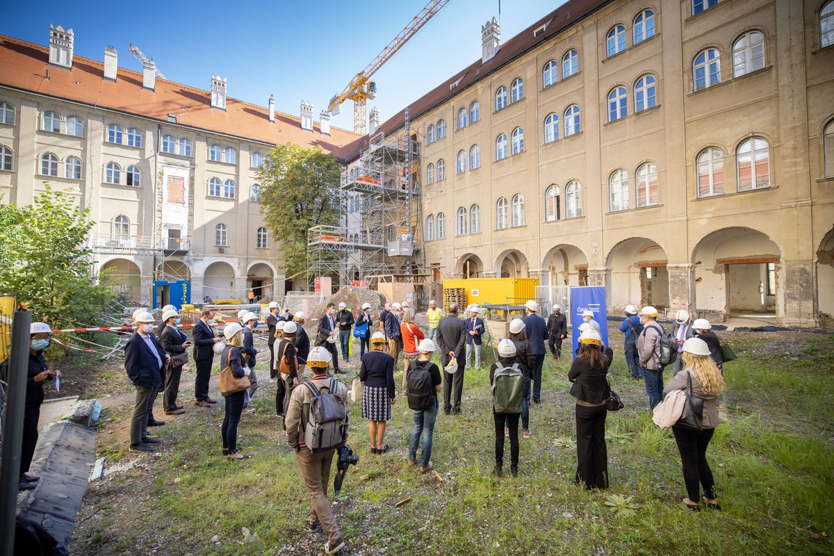 oeaw's tweet photo. Unser denkmalgeschütztes #ÖAW-Hauptgebäude &amp; weitere Gebäude im Alten Universitätsviertel werden saniert und modernisiert. Heute Vormittag gab es eine Baustellenführung 🏗, bei der man sich erste Eindrücke vom zukünftigen "Campus Akademie" machen konnte. https://t.co/aRAhPlwOp1 https://t.co/oYjfAwuT1p