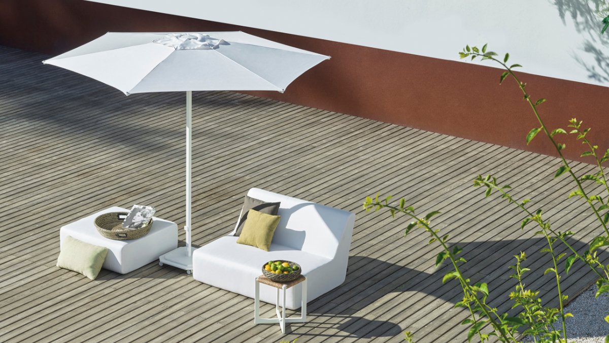 The #Jardinico JCP101 #marketumbrella is a chic luxury shade. Its razor-thin Sunbrella canopy comes in a variety of colors, while the aluminum wheeled base &amp; pole are available in 4 neutral finishes.

decorinteriorsus.com/jardinico-cara…

#patioumbrella #outdoorumbrella