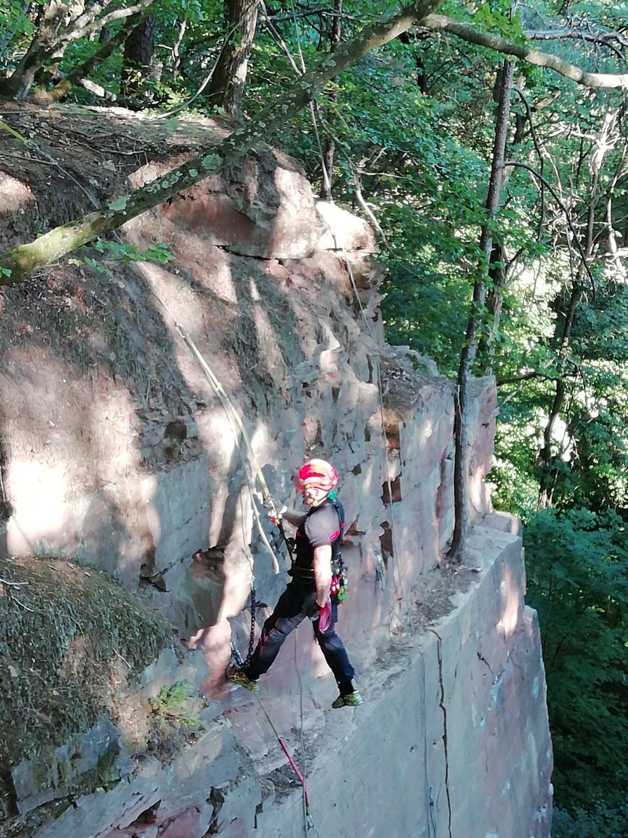 sdis67's tweet photo. [FORMATION] ⛰️🪢🧗‍♂️ Stage #IMP1 intervention en milieu périlleux, à Niederbronn-les-Bains. Au programme de la première journée : découverte des EPI et des 1res techniques de progression sur cordes pour évoluer en sécurité et en autonomie. #GRIMP https://t.co/QsWxqfIZ8j