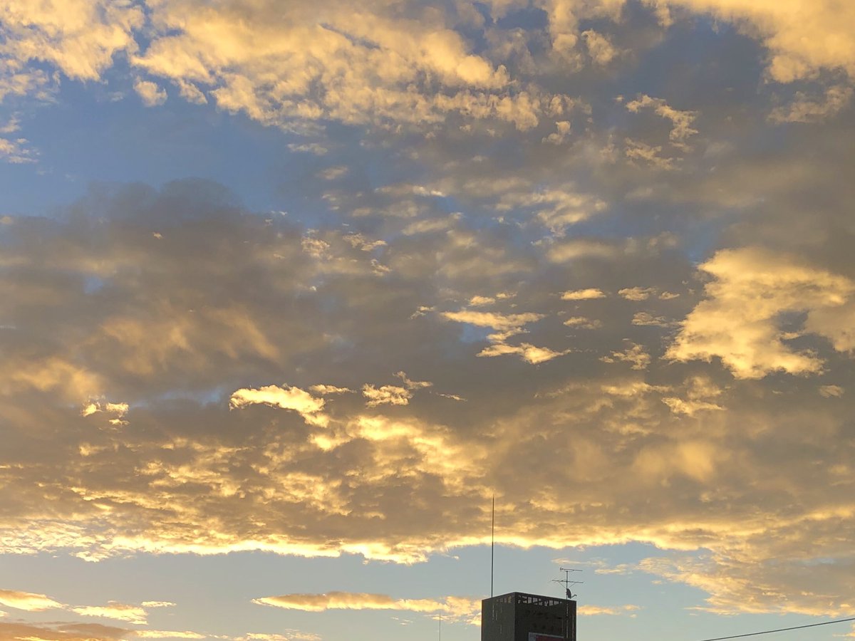 55_kaku's tweet photo. 朝方と夕方…
綺麗な空に会えた日・*:..｡o○☼*ﾟ
#空
#雲
#空と雲
#朝空
#夕空
#空が好き https://t.co/87NwKecKCX