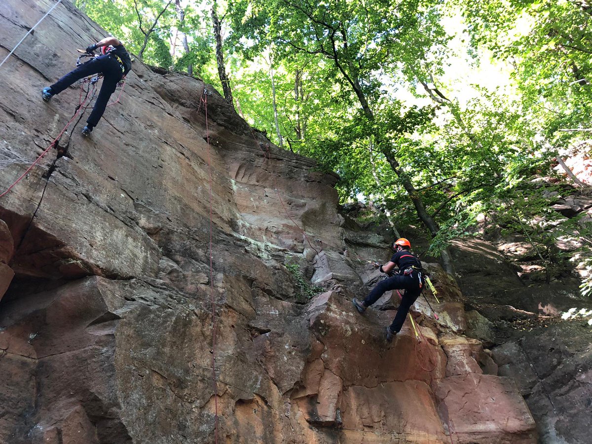 sdis67's tweet photo. [FORMATION] ⛰️🪢🧗‍♂️ Stage #IMP1 intervention en milieu périlleux, à Niederbronn-les-Bains. Au programme de la première journée : découverte des EPI et des 1res techniques de progression sur cordes pour évoluer en sécurité et en autonomie. #GRIMP https://t.co/QsWxqfIZ8j
