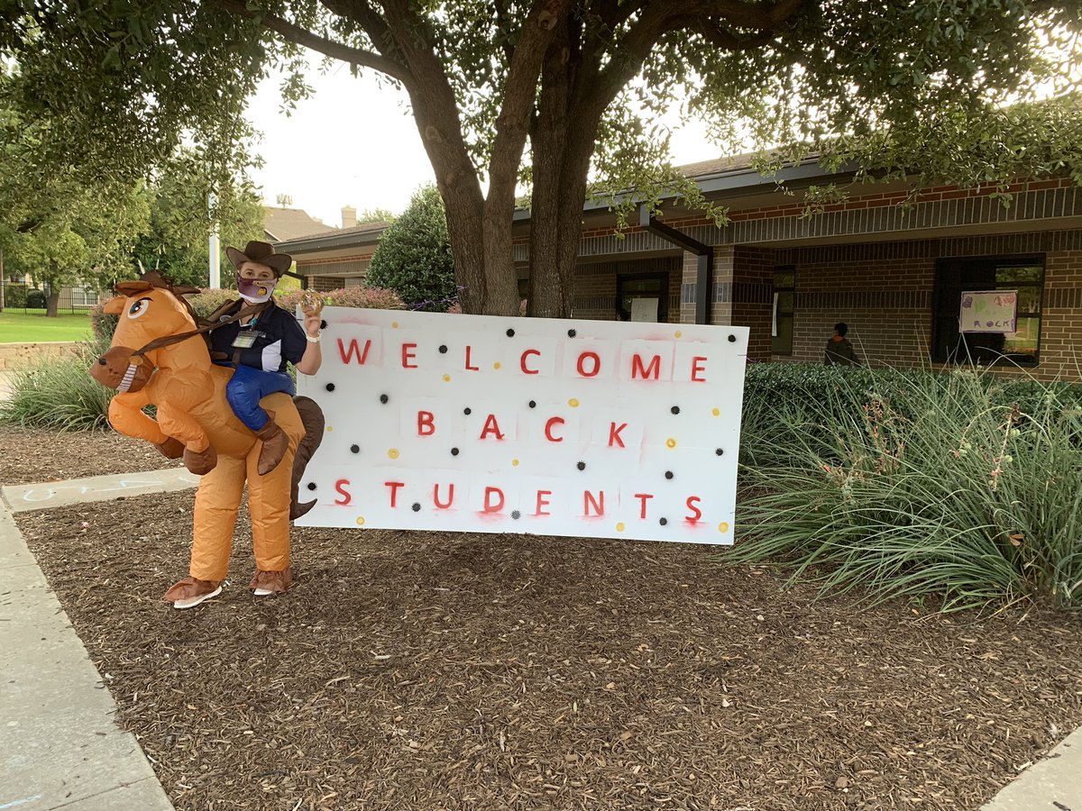 ValdesNativ's tweet image. Welcome back Ponies @LewisvilleES #ponystrong @LoriLitchfield