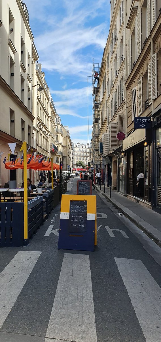 S2RVNL's tweet photo. A #Paris, est-ce nouveau ces rues privatisées à l'heure des repas ? https://t.co/39wz5CUSD0