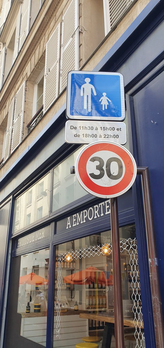S2RVNL's tweet photo. A #Paris, est-ce nouveau ces rues privatisées à l'heure des repas ? https://t.co/39wz5CUSD0