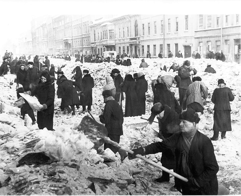 spblfb's tweet photo. Today on the Day of Remembrance of the Victims of the Siege of Leningrad we are going to participate in the action #ДеньПамяти 📜 We will read out loud the names of the dead and missing citizens of Leningrad🕯Live stream: https://t.co/yXPRGpV34T https://t.co/8rLlWp8YWJ