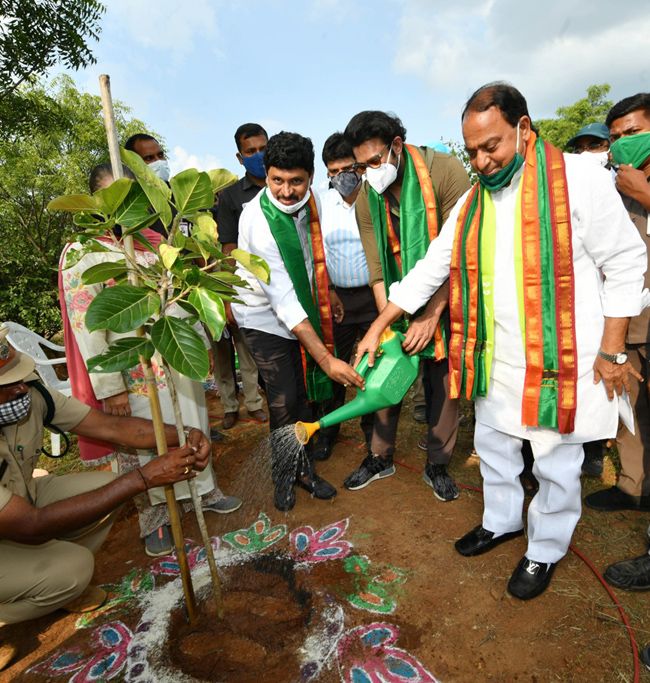 Movietonite_Ind's tweet photo. Prabhas Adopted A Reserve Forest Block
Prabhas
#prabhas #greenindiachallenge #GIC #forest #actor #forestblock #actorprabhas #actors #actorslife #celebrity #prabhasactor #celebritylife #tollywood #tollywoodactor
For more latest updates please #like #share #follow Movietonite https://t.co/LRR6WMXyPz