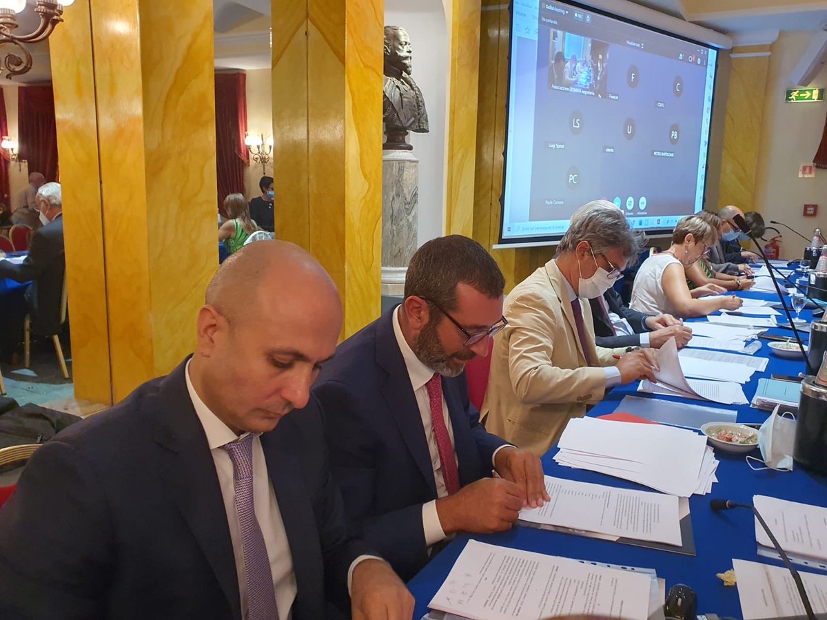 Giornata chiave per il #lavoro domestico. Le Parti Sociali siglano il nuovo testo del contratto collettivo.
@LavoroDomestico 👉 associazionedomina.it/comunicati/lav…