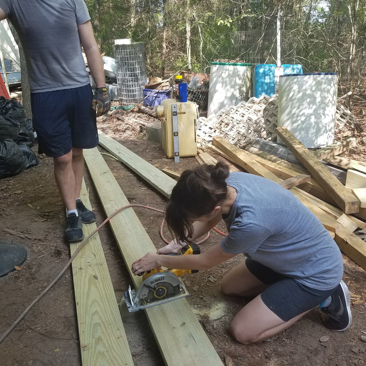 SusanVanVolkenb's tweet image. My daughter-in-law. #familyproject #projectcleanup #weboughtthefarm