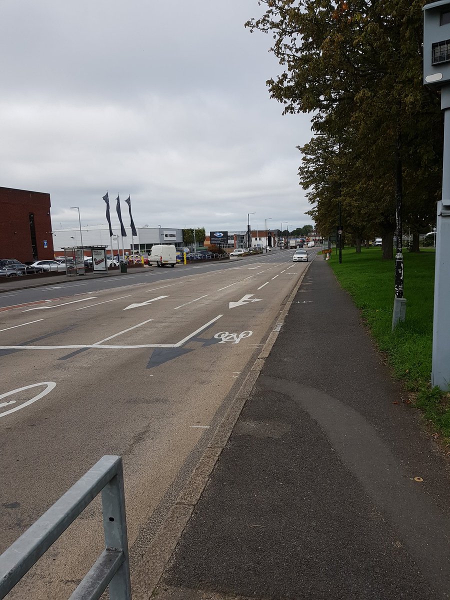 axpayne's tweet photo. Just cycled along the A4 throught the @sloughte on the new #cyclelane.  Good compromise balanced to #cyclists. Should work well with flowing / moving traffic.  The cycle lane splits the left lane in half and sends a clear message of leaving space for cyclists. @sloughcouncil https://t.co/ibzxp9nQVI