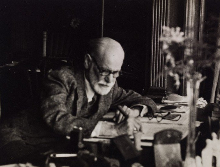 FreudMusLondon's tweet photo. NEXT WEEK - Join Dr Elizabeth Danto for her online seminar on Sigmund Freud's free clinics and Anna Freud's war nurseries. From the Beginning - Social Right in Psychoanalysis, 14 Sept, 3pm BST > https://t.co/fpugmCZbn0 https://t.co/5J8GeUvCl7