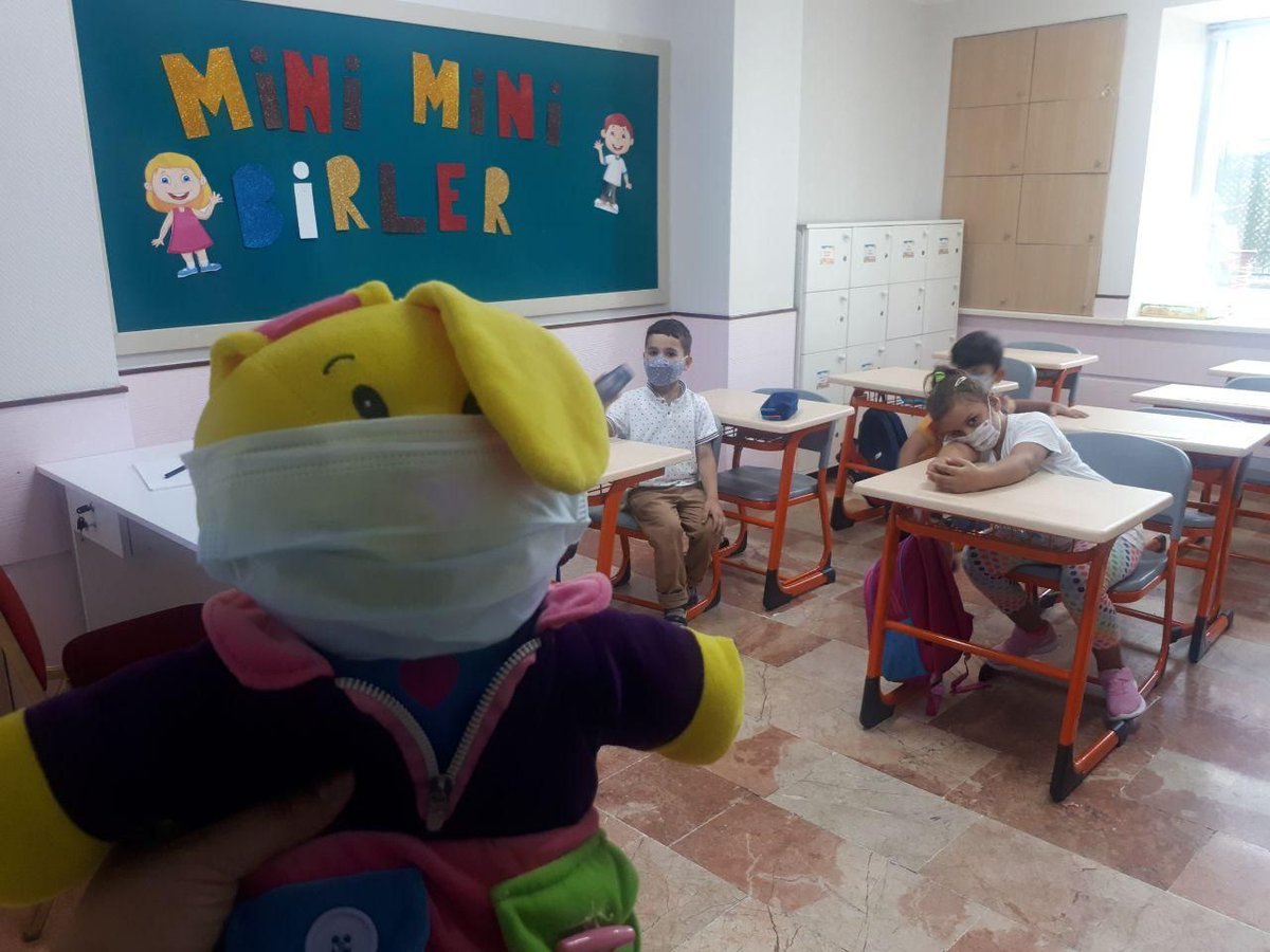 cemreokullari's tweet photo. Cemre Okulları'nda bu gün tanışma günüydü. Bilge Tavşan'la birlikte, okulumuza gelen yeni öğrencilerimizle tanıştık. Kuralları hatırladık. Maske ile yaşamanın getirilerinden ve şu süreçte öneminden bahsettik miniklerimize.
#akademikegitim #hafızlık #anasinifi #ilkokul #ortaokul https://t.co/fK9Az9mbBr