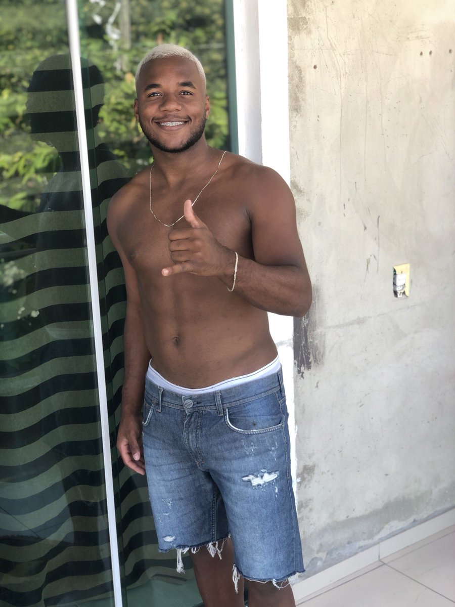 Juber_Pogba2's tweet photo. Esquece.. dia lindo, me sinto muito abençoado por Deus 🙌🏾.  Parabéns pra mim 🎉🥳🙅🏾‍♂️❤️ https://t.co/oK60CkV7kY