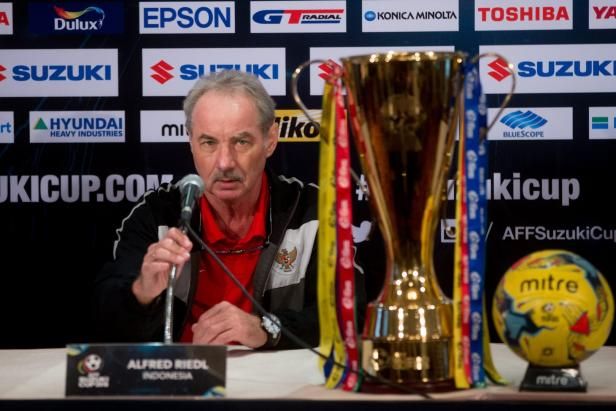 ftblindonesia's tweet photo. Our sincere condolences to the family and colleagues of the ex-Indonesian head-coach Alfred Riedl. 
He will be sadly missed by everyone and our thoughts and prayers at this this difficult time are with his family.

Rest In Peace, Coach Riedl. https://t.co/79ESxVbXi0