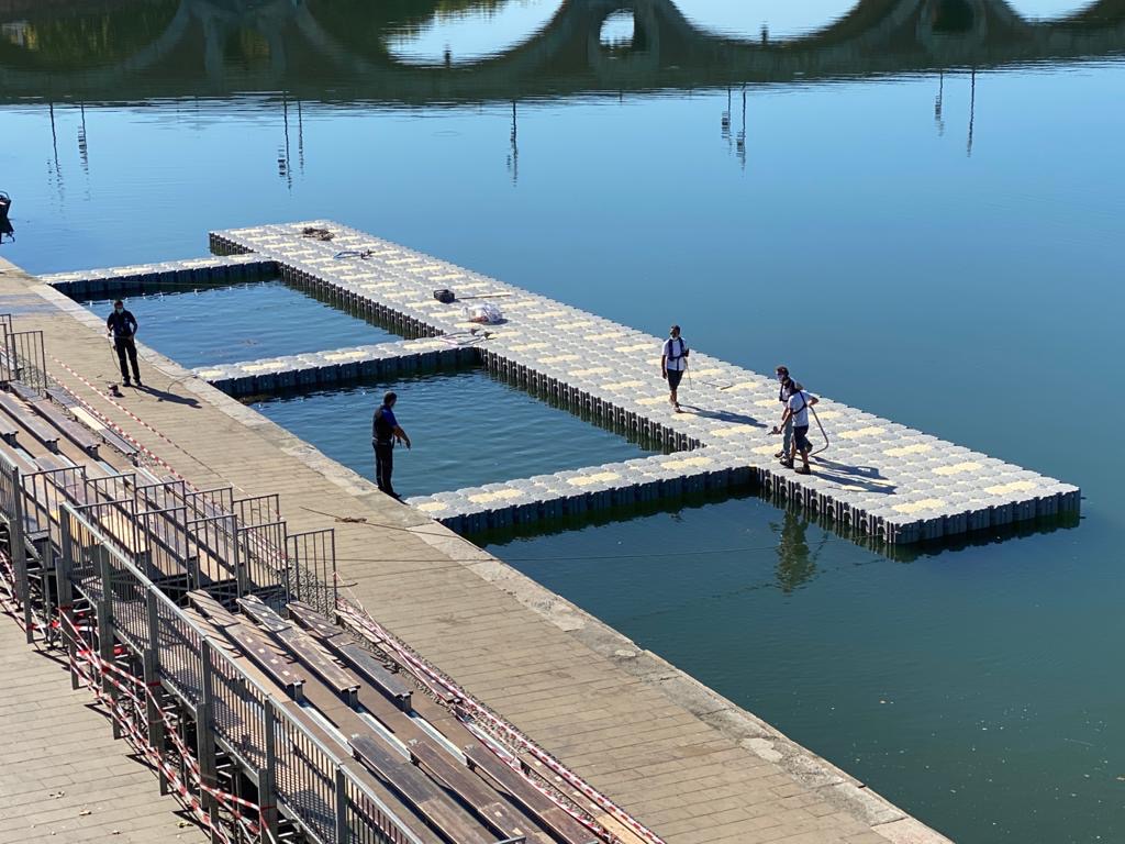 WateRugby's tweet photo. #EnDirect 🔴
Les équipes du #WateRugby sont à pied d’oeuvre depuis ce matin pour monter le 𝙩𝙚𝙧𝙧𝙖𝙞𝙣 𝙛𝙡𝙤𝙩𝙩𝙖𝙣𝙩 💪

Grâce à notre partenaire #MarineFloor #ESEAC, tout sera installé pour les matchs avant le coup de sifflet ce vendredi à 12h 🤩🏉💦 https://t.co/DPARWXQjGz
