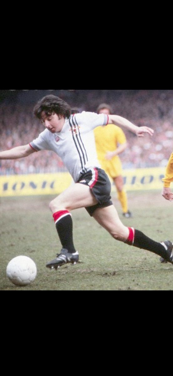 WalesUtd's tweet photo. This should be Utd’s away kit all day long let alone 3rd kit it was class #GetRetro oh & there’s a Welsh boy wearing it @therealMickeyT 🇾🇪🏴 https://t.co/N8NvYhf0Fh