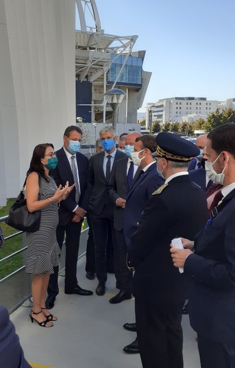 Limagrain's tweet photo. Lors du déplacement présidentiel à @ClermontFd, notre Président Pascal Viguier et notre DRH Agnès Mistretta ont notamment pu échanger avec @EmmanuelMacron sur notre engagement en faveur de l'accès des jeunes de tout horizon à la formation, à travers notre partenariat avec #Hall32 https://t.co/UuFPCkSJ0z