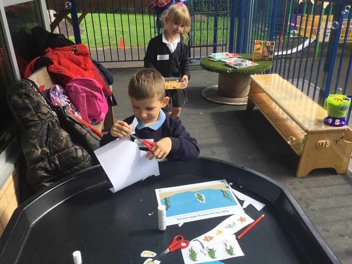 NewHallpri's tweet photo. Busy exploring the activities this screening and making new friends π #reception #ourfirstday https://t.co/6WJpAVnMe4