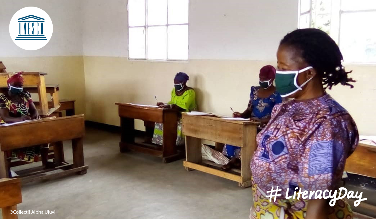 63 million primary &amp; secondary teachers worldwide were affected by #COVID19 related school closures.

How do we move forward?
 
Our new background paper looks at how this crisis impacts #literacy learning &amp; what it teaches us: on.unesco.org/3398bAL #LiteracyDay
