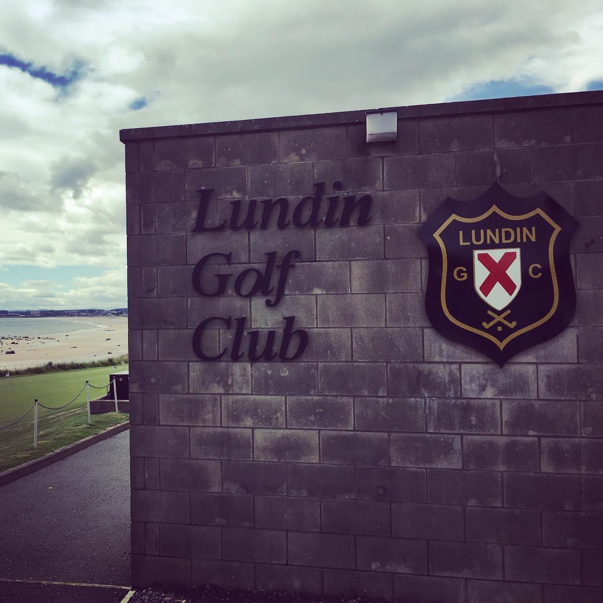 GolfConcierge18's tweet photo. Finally made it up to Lundin Links in bonnie @VisitFifeGolf , tough first 4 holes straight into the wind but an enjoyable scoreable back 9 and only 20 mins from St Andrews 💨🏴󠁧󠁢󠁳󠁣󠁴󠁿⛳️🔝

#lundinlinks #fife #golf #tour #openqualifying #testyourgame @scotlandhomeofgolf @Linkswhistory https://t.co/TTW84Z3Uej